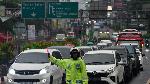Anggota Satlantas Polres Bogor mengatur arus lalu lintas di Simpang Gadog, Ciawi, Kabupaten Bogor, Jawa Barat, Selasa, 26 Desember 2023. Satlantas Polres Bogor mencatat sebanyak 29 ribu kendaraan telah turun dari jalur wisata Puncak, Kabupaten Bogor menuju Jakarta saat arus balik libur Natal. ANTARA FOTO/Arif Firmansyah 
