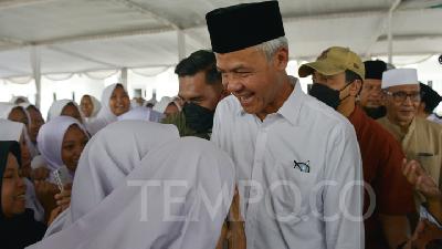 Calon presiden nomor urut 3, Ganjar Pranowo menyapa para santri saat bersilaturahmi ke Pondok Pesantren An Nawawi di Berjan, Purworejo, Jawa Tengah, Ahad, 31 Desember 2023. Dalam kunjunganya, Ganjar mensosialisasikan program kerjanya soal insentif guru ngaji yang akan berikan gaji per bulan. TEMPO/ Febri Angga Palguna