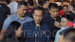 Presiden Joko Widodo (Jokowi) bertemu dengan warga di Kota Solo sembari menikmati suasana pergantian tahun 2023 ke 2024 di koridor Gatsu hingga Ngarsopuro Solo, Jawa Tengah, Ahad malam, 31 Desember 2023. TEMPO/SEPTHIA RYANTHIE