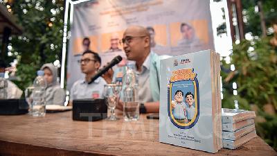 Juru Bicara Tim Kampanye Nasional (TKN) Prabowo-Gibran, Dedek Prayudi (kedua kanan) bersama Dewan Pakar TKN Mulya Amri (kanan), Anggota TKN Fanta Think Tank Suhardi (kedua kiri) dan Peneliti Strategi Lingkar Nusantara Fullah Jumaynah (tengah) menjadi pembicara saat peluncuran dan bedah buku di Jakarta, Kamis 4 Januari 2024. TKN Fanta (pemilih muda) Prabowo-Gibran meluncurkan buku “Politik Gemoy: Keberpihakan Pemuda pada Prabowo-Gibran”. TEMPO/M Taufan Rengganis