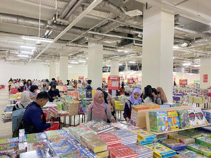 Keseruan Memburu Buku Dini Hari