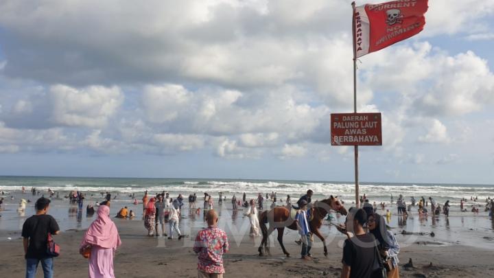 Tourists Warned of High Waves on Yogyakarta Beaches
