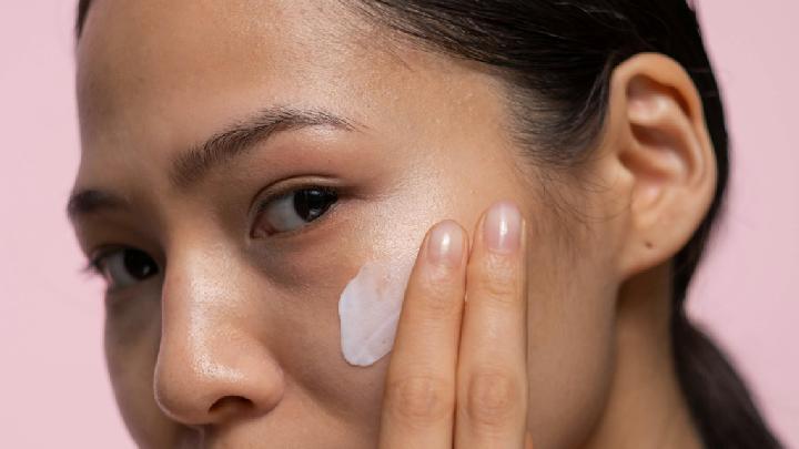 Rekomendasi Eye Cream yang Cocok untuk Masalah Kerutan dan Kantong Mata