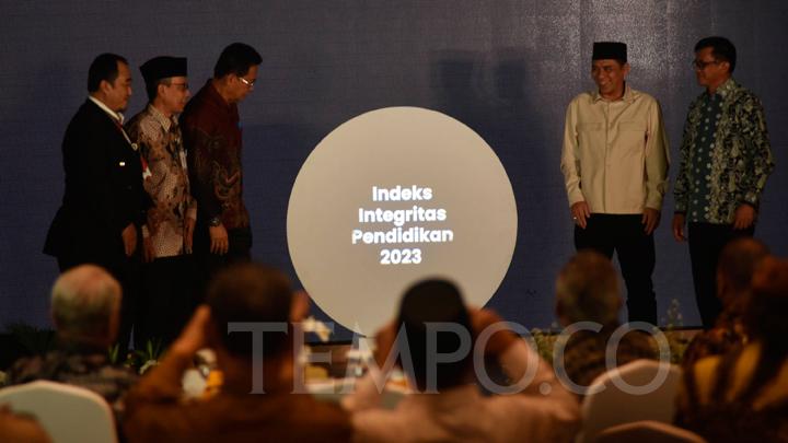 Wakil Ketua KPK Johanis Tanak (tengah) bersama Wakil Menteri Agama Saiful Rahmat Dasuki (kedua kanan), Deputi Kementerian PPN/Bappenas Amin Almuhami (kedua kiri), Irjen Khusus Kemendagri Teguh Narutomo (kiri) dan Dirjen Dikti Kemenristek Dikti Abdul Haris (kanan), mengikuti acara peluncuran Indeks Integritas Pendidikan 2023 dan sosialisasi SPI Pendidikan 2024 di Gedung ACLC Komisi Pemberantasan Korupsi, Jakarta, Selasa, 30 April 2024. Berdasarkan hasil survey KPK, indeks Integritas Pendidikan di Indonesia mendapatkan nilai 73,70 dengan masih dijumpai beberapa temuan terkait kejujuran akademik, gratifikasi di sekolah maupun kampus hingga penyelewengan dana Bantuan Operasional Sekolah (BOS).TEMPO/Imam Sukamto