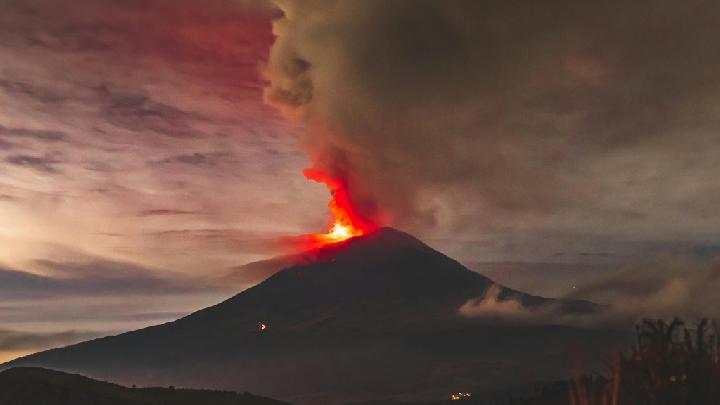 10 Active Volcanoes Under Watch in Indonesia, One at Highest Alert Level