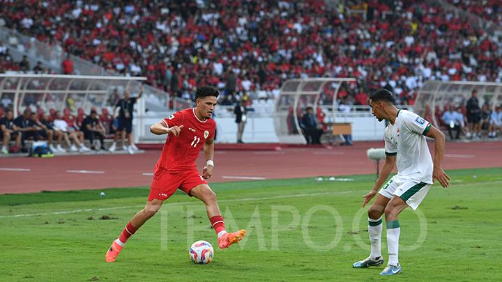 Pemain Timnas Indonesia Ragnar Oratmangoen (11) berusaha menerobos pertahanan lawan saat tanding melawan Timnas Irak pada laga kualifikasi Piala Dunia 2026 di Gelora Bung Karno, Senayan, Jakarta, Kamis, 6 Juni 2024. dalam pertandingan tersebut, Timnas Indonesia dikalahkan oleh Timnas Irak dengan skor 2:0. TEMPO/ Febri Angga Palguna