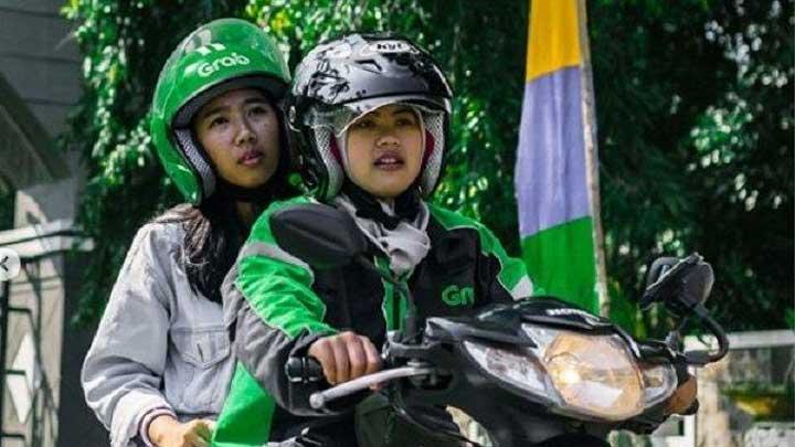 Foreigners Share Meals to Ojol Drivers in Indonesia