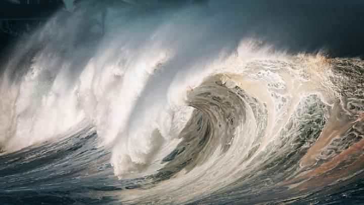 BMKG Issues Warning for 4-Meter High Waves in Indonesian Waters Ahead August 17