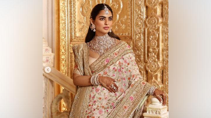 Isha Ambani Berbalut Kain Sari Sutra dan Kalung Berlian di Pesta Pernikahan Radhika Merchant