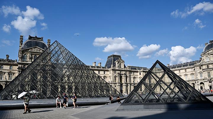 Louvre Museum Closes as Workers Protest Overtourism, Visitors Left Stranded