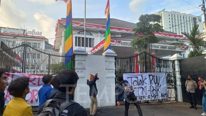 Mahasiswa melempar potongan kepala babi ke dalam area Gedung DPRD Jawa Barat. TEMPO/Hatta Muarabagja