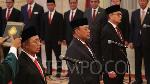 (Ki-ka) Pendiri Cyrus Network Hasan Nasbi saat dilantik menjadi Kepala Kantor Komunikasi Kepresidenan, Dadan Hindayana saat dilantik menjadi Kepala Badan Gizi, dan Taruna Ikrar saat dilantik menjadi Kepala Badan Pengawas Obat dan Makanan (BPOM) oleh Presiden Joko Widodo di Istana Negara, Jakarta, Senin 19 Agustus 2024. TEMPO/Subekti. 