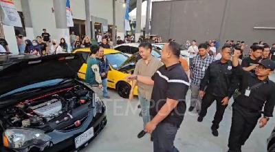 Pimpinan Pura Mangkunegaran Solo, KGPAA Mangkunegara X atau Gusti Bhre (tengah) melihat deretan mobil koleksi dalam kontes mobil Autoshow di halaman GOR Sritex Arena Solo, Jawa Tengah, Minggu, 18 Agustus 2024. TEMPO/SEPTHIA RYANTHIE