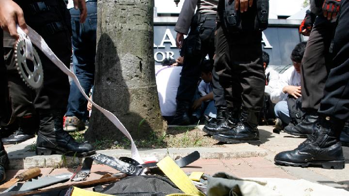 Early Morning Police Patrol Stops Potential Teen Brawl in Central Jakarta, Weapons Seized