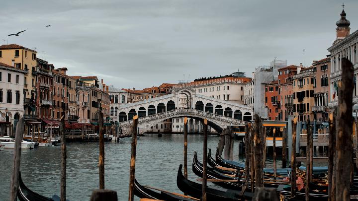 Tourist Fined and Expelled for Swimming in Venice's Canals