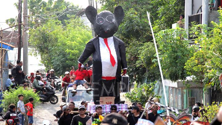 Labor Union to Feature "Rat-Wearing-a-Tie" Doll at Sept. 4 Protest