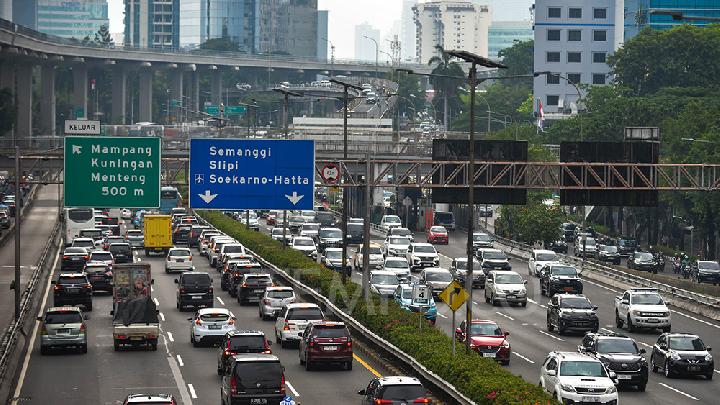 Kepadatan kendaraan melintasi jalan tol dalam kota kawasan Gatot Subroto, Jakarta, Selasa, 24 September 2024.  Penyesuaian tarif tol pada jalan tol Dalam Kota, yaitu ruas Cawang-Tomang-Pluit yang dikelola oleh PT Jasa Marga (Persero) Tbk dan Cawang-Tanjung Priok-Ancol Timur-Jembatan Tiga/Pluit yang dikelola oleh PT Citra Marga Nusaphala Persada (CMNP) Tbk mulai diberlakukan. Penyesuaian tarif ini sesuai dengan Keputusan Menteri Pekerjaan Umum dan Perumahan Rakyat (PUPR) No. 2130/KPTS/M/2024 tanggal 22 Agustus 2024 tentang Penyesuaian Tarif Tol. TEMPO/Tony Hartawan