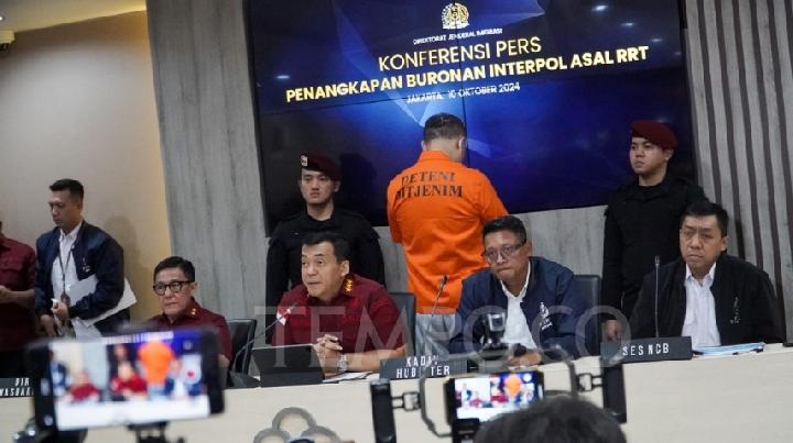 Direktur Pengawasan dan Penindakan Keimigrasian (Wasdakim) Saffar Muhammad Godam (kiri), Direktur Jenderal Imigrasi Silmy Karim (kedua dari kiri), Kadiv Hubinter Polri Irjen Khrisna Murti (kedua dari kanan), Sekretaris National Central Bureau (NCB)-Interpol  Indonesia Brigjen Untung Widyatmoko (kanan) memberikan keterangan kepada media terkait Penangkapan DPO Interpol di Gedung Direktorat Jenderal Imigrasi, Jakarta Selatan, pada Kamis, 10 Oktober 2024. TEMPO/Martin Yogi Pardamean
