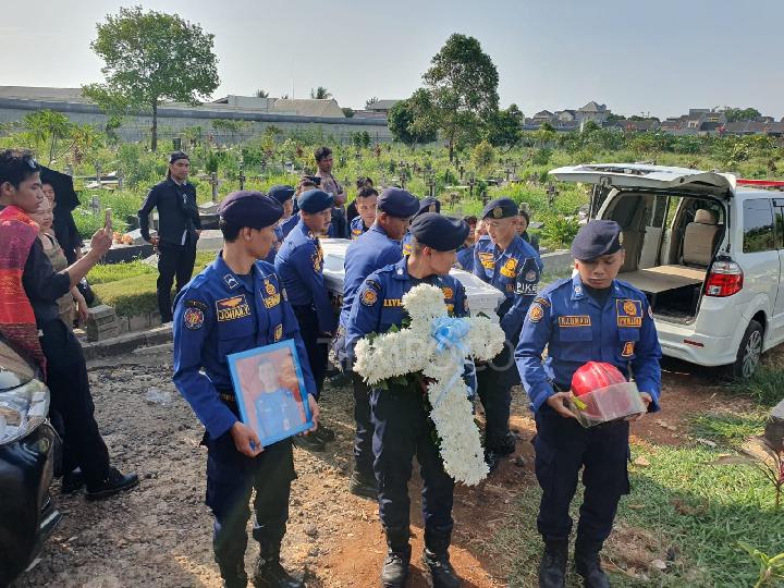 Keluarga Anggota Damkar Depok yang Gugur dalam Tugas Terima Santunan