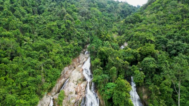 British Tourist Falls from Famous Waterfall in Thailand, Facing Rp 2.2 Billion Medical Bill