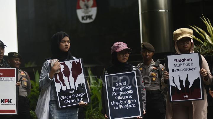 Aktivis Wahana Lingkungan Hidup (Walhi) Jawa Barat, melakukan aksi unjuk rasa di depan gedung Komisi Pemberantasan Korupsi, Jakarta, 28 November 2024. TEMPO/Imam Sukamto