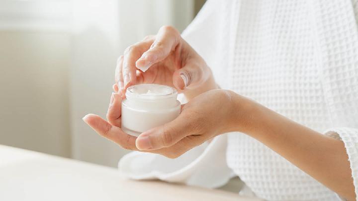 Agar Tidak Salah Pilih, Simak Cara Mengecek Keaslian Produk Skincare Berikut Ini