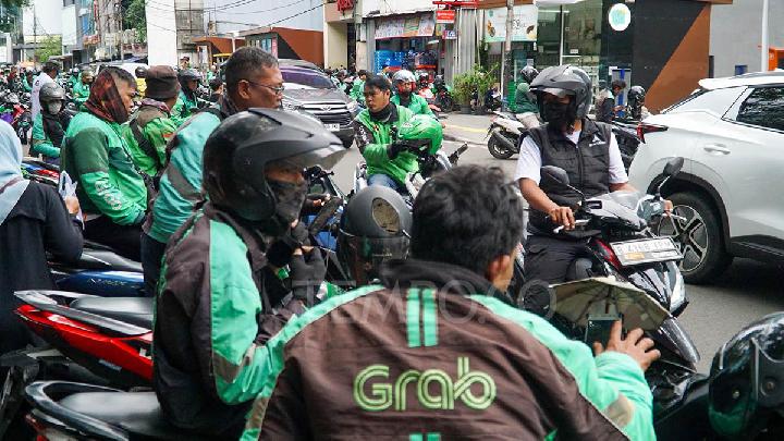 Today's Top 3 News: Here's Why Grab Refuses to Allow Online Taxi Drivers to Become Permanent Employees