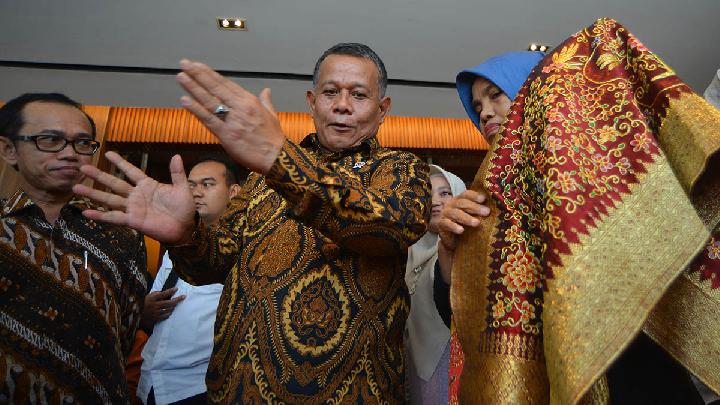 Wakil Menteri Usaha Mikro, Kecil, dan Menengah (UMKM), Helvi Yuni Moraza (tengah) didampingi Rektor Universitas Andalas Efa Yonnedi (kiri) saat meninjau stand UMKM Andalas Business Matching di Padang, Sumatera Barat, 9 Desember 2024. ANTARA/Iggoy el Fitra