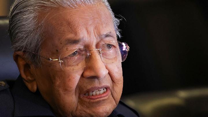 Mantan Perdana Menteri Malaysia Mahathir Mohamad di Putrajaya, Malaysia, 10 Desember 2024. REUTERS/Hasnoor Hussain