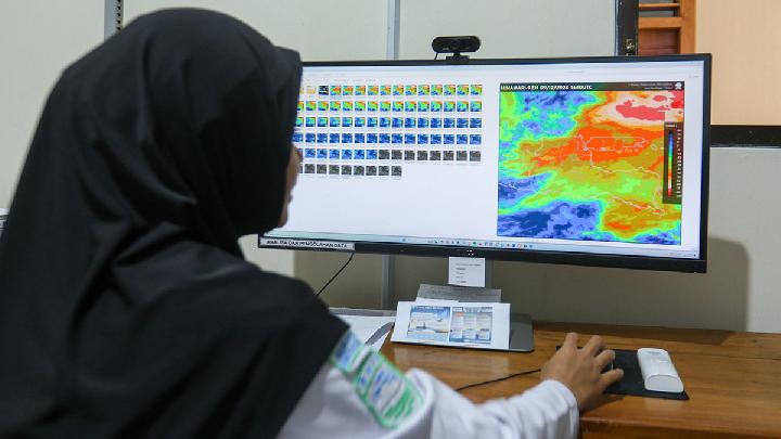 Petugas memantau prakiraan cuaca di Kantor Badan Metereolagi, Klimatologi, dan Geofisika (BMKG). ANTARA/Budi Candra Setya