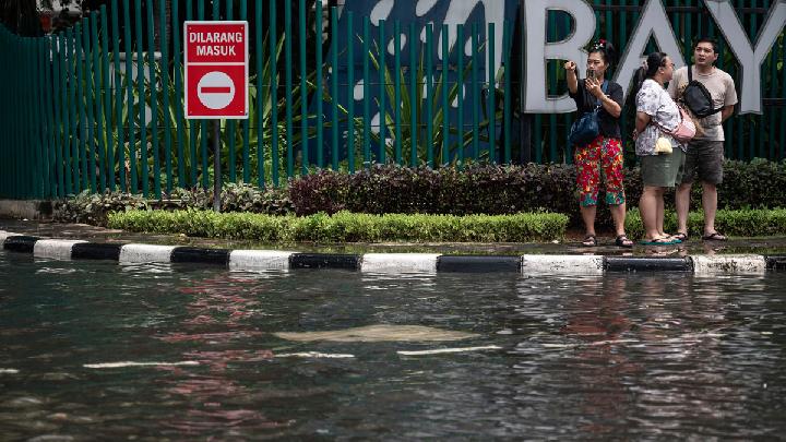 Coastal Flood Submerges Neighborhood Unit in North Jakarta: BPBD