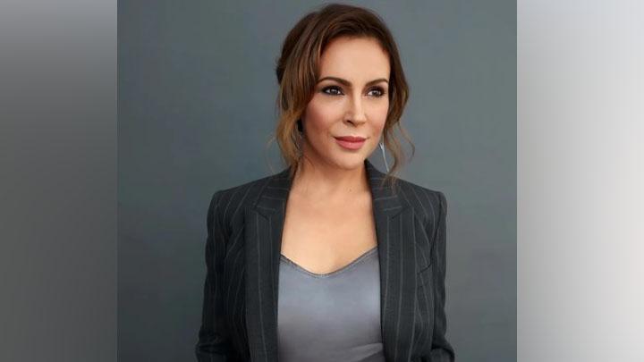 Rayakan Ulang Tahun, Alyssa Milano Swafoto Tanpa Makeup dan Filter