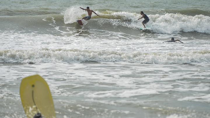 BMKG: Beware of 6-Meter High Waves in South Banten