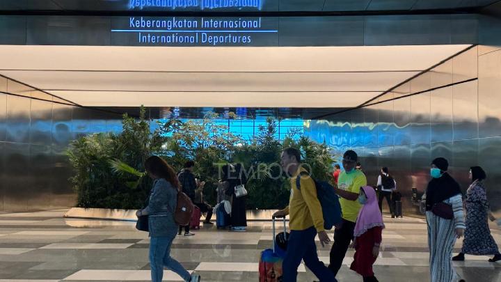 Soekarno-Hatta Airport Police Nab 9 Bangkok-Bound Passengers with 280 Cellphones, 2,260 SIM Cards