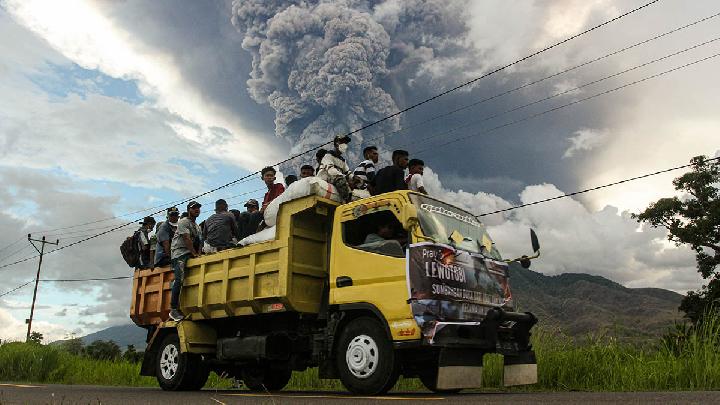 Mount Lewotobi Laki-laki Erupts: Ash Plume Reaches 4 Kilometers High