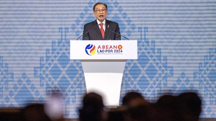 Malaysia's Anwar Ibrahim Speaks with Iran's Pezeshkian on Conditions for Mideast Peace