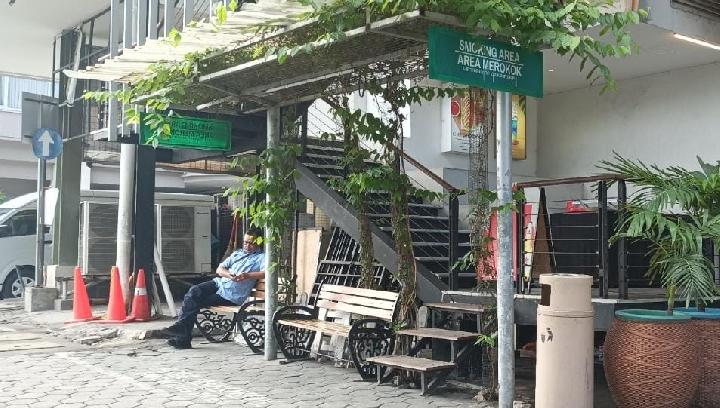 Smoking Violations in Yogyakarta's Malioboro Now Punishable by Cleaning Toilets