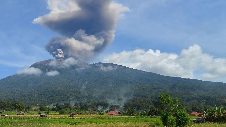 Mount Marapi Erupts, Spews Volcanic Ash 1,600 Meters High