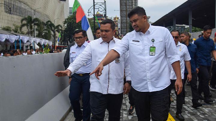 Wali Kota Medan Bobby Nasution (kanan) dan Pj Sekda Kota Medan Topan Obaja Putra Ginting meninjau underpass HM Yamin saat peresmian di Medan, Sumatera Utara, 15 Januari 2025. ANTARA/Fransisco Carolio
