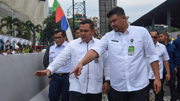 Wali Kota Medan Bobby Nasution bersama Pj Sekda Kota Medan Topan Obaja Putra Ginting (kiri) meninjau underpass HM Yamin  di Medan, Sumatera Utara, 15 Januari 2025. ANTARA/Fransisco Carolio