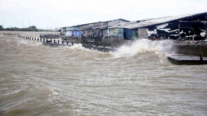 BMKG Issues Early Warning of 4 Meter High Waves in South of Java