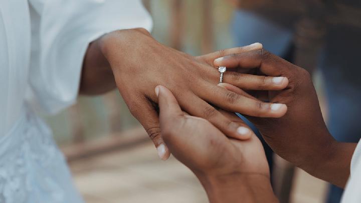 5 Countries Offering Marriage Incentives; Japan and Italy Included
