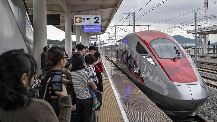Jakarta-Bandung High-Speed Rail Extension to Surabaya Under Review, Says Ministry