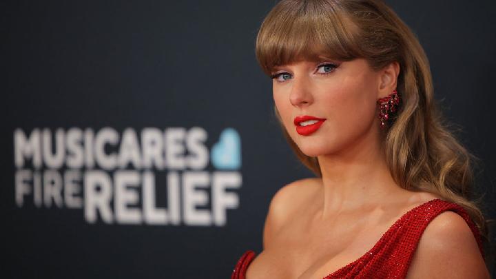 Taylor Swift Unveils New Album 'The Life of a Showgirl' in Midnight Countdown