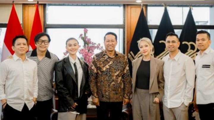 (blazer hitam) Gaya Agnez Mo dan BCL (blazer coklat) saat menemui Menteri Hukum Supratman Agtas di Jakarta pada Rabu, 19 Februari 2025. Foto: Instagram/@supratman08