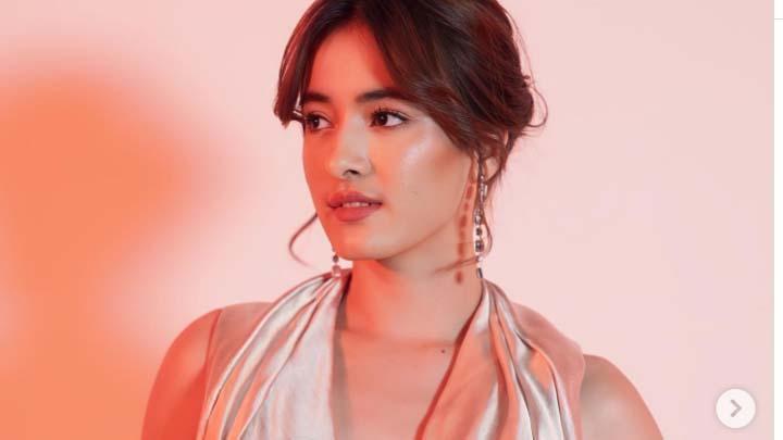 Gaya Fashion Mawar De Jongh, Ragam Vest yang Chic dan Versatile