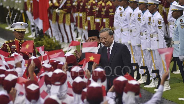 Vietnam Lays Off 80,000 Civil Servants for Efficiency