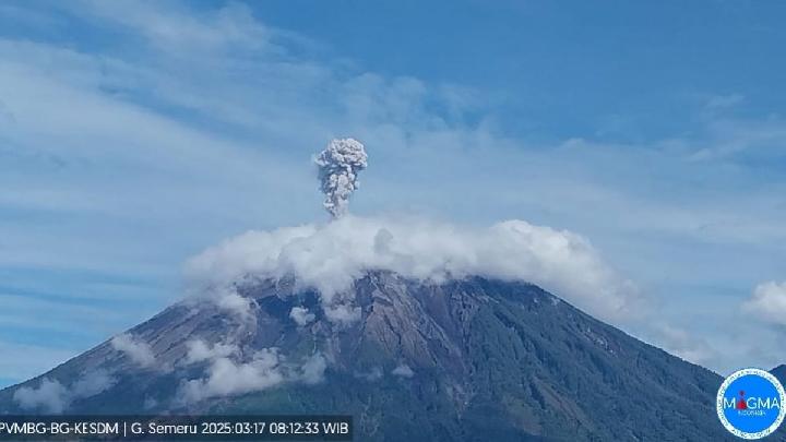 Mount Semeru Erupts 6 Times This Morning, Spewing Ash up to 1 Kilometer