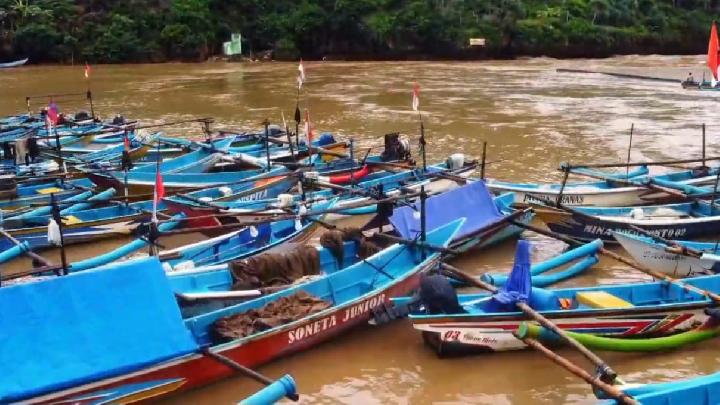 Yogyakarta Flood Causes Underground River at Pantai Baron to Overflow and Turn Brown