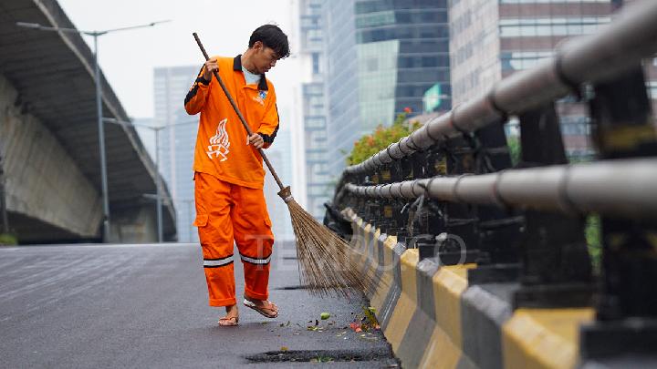 Bachelor's Graduates Apply for Jakarta Sanitation Officer Roles as Market Tightens